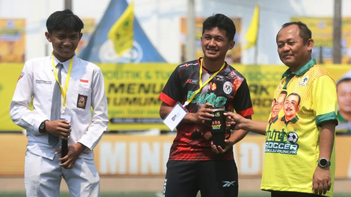 HAPAL JINGLE: Sekjen DPP Partai Golkar Sarmuji (kanan) memberikan hadiah kepada peserta turnamen yang berhasil menjawab kuis di pembukaan zona Malang, kemarin (31/8). Foto : Darmono / Radar Malang.