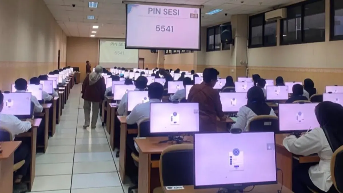 Seleksi Computer Assisted Test (CAT) bagi calon Petugas Kesehatan Panitia Penyelenggara Ibadah Haji (PPIH) Arab Saudi berlangsung di Kantor Regional II Badan Kepegawaian Negara, Senin (31/8).