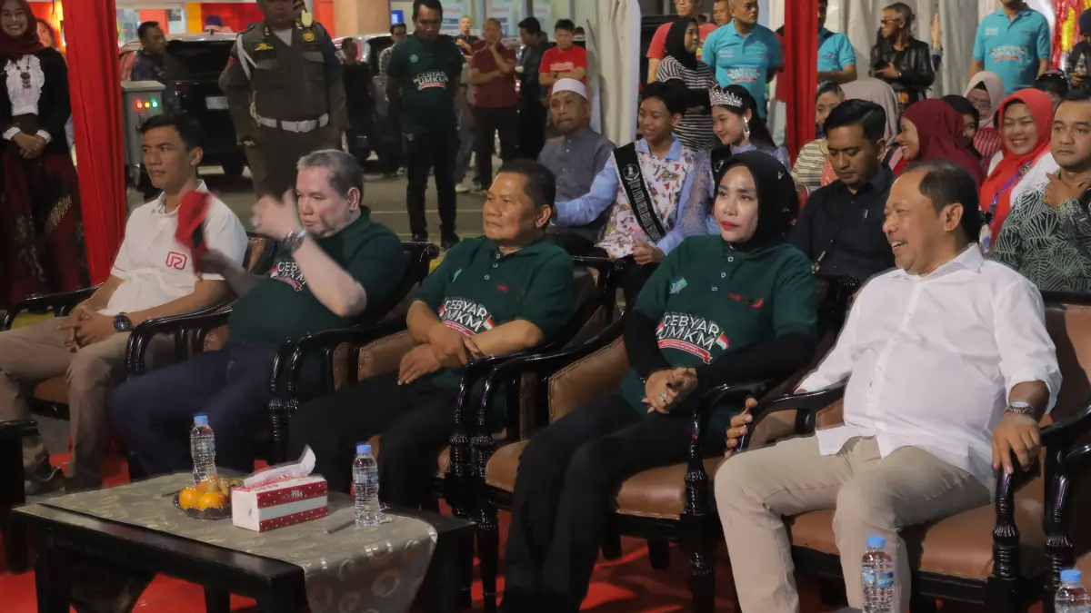 SINERGI GENERASI PRIMA: Wakil Bupati Sidoarjo Hj. Mimik Idayana, S.A.P. bersama tamu undangan menghadiri Gebyar UMKM Sidoarjo. Dukungan Prim-A menghadirkan kesegaran sekaligus menguatkan semangat “Generasi Prima”.(SURYANTO/RADAR SIDOARJO)