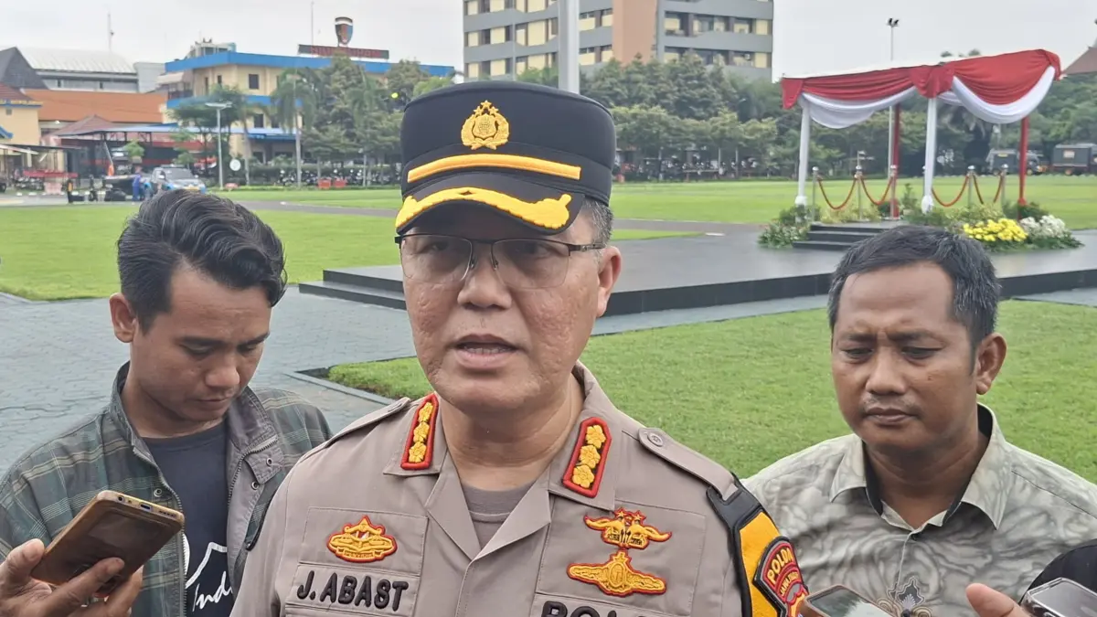 ANTISIPASI: Kabid Humas Polda Jatim Kombes Pol Jules Abraham Abast meminta seluruh jajaran kepolisian di Polda Jatim melakukan pencegahan karhutla. (MAHRUS/RADAR SURABAYA)