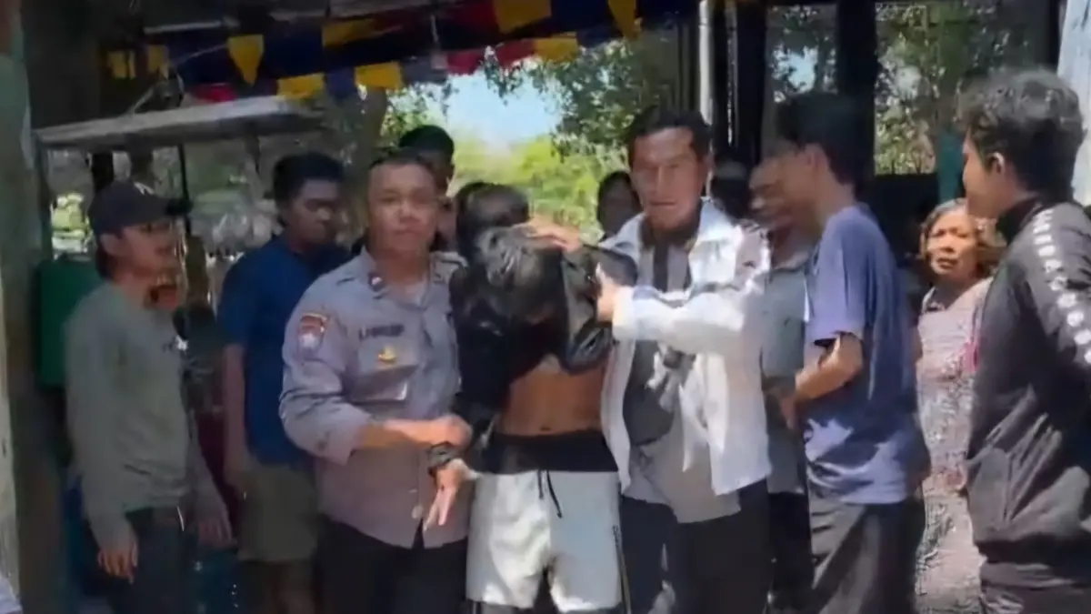 BABAK BELUR: Tersangka curanmor AR usai dihajar massa di Jalan Sidotopo Wetan, Surabaya. (IST/RADAR SURABAYA)