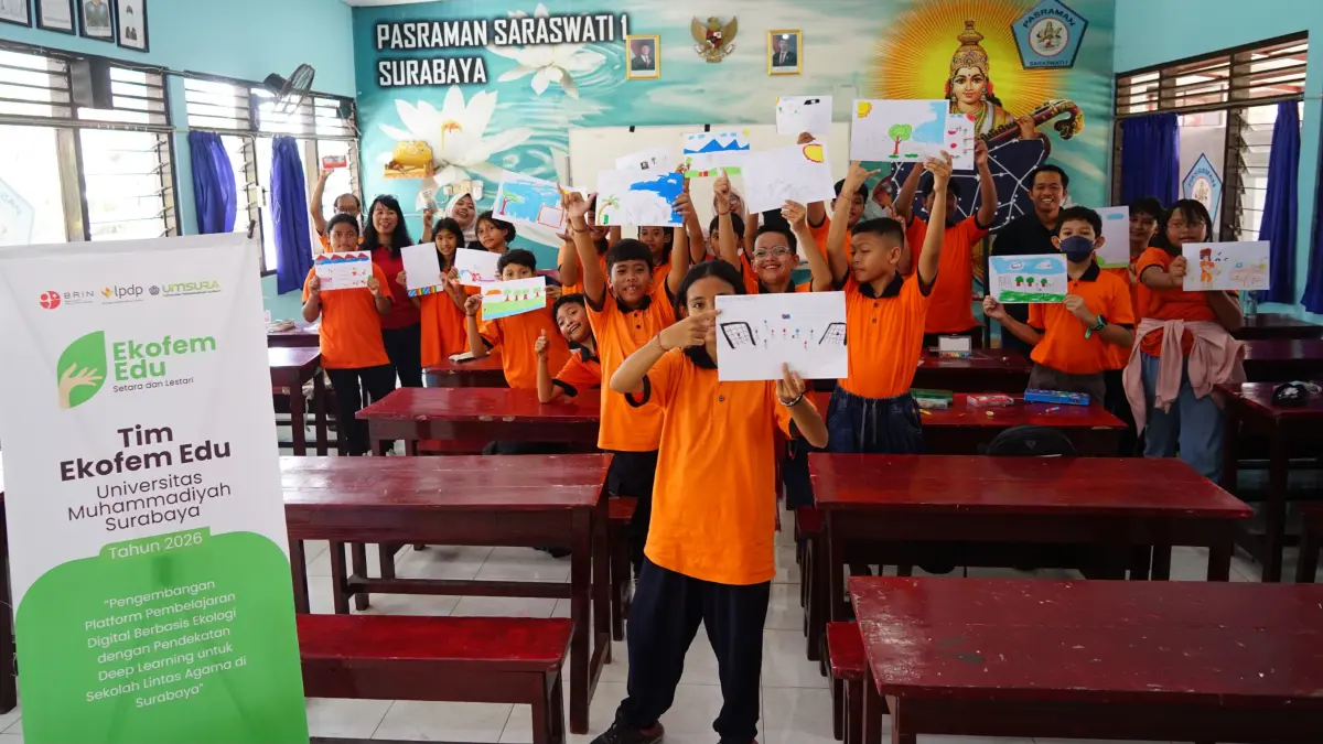 BELAJAR: Kelompok riset ekofem edu Umsura saat melaksanakan riset ke anak sekolah.(IST/RADAR SURABAYA)