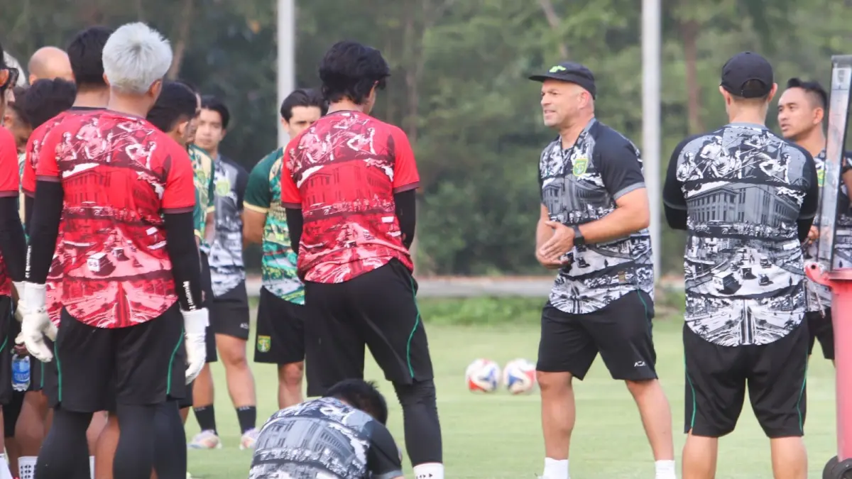 Bernardo Tavares incar kemenangan di laga perdana lawan Bhayangkara FC. (Andy Satria/Radar Surabaya) 