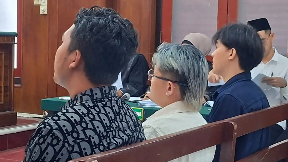 DITANYA: Tiga saksi saat diminta keterangan di PN Surabaya. Penasihat hukum terdakwa sebut ada keterangan yang tak sesuai dengan BAP.(IST/RADAR SURABAYA)