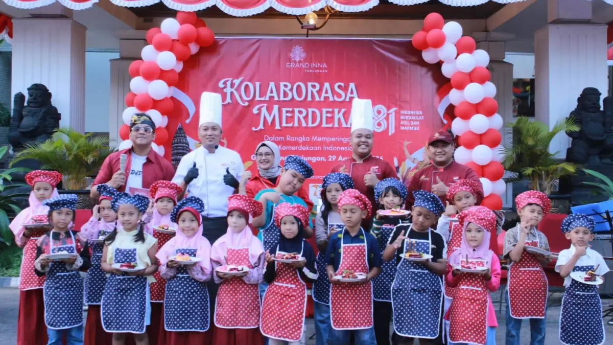 MERIAH: Anak-anak berfoto bersama usai lomba cake decorating event Kolaborasa Merdeka 81, Sabtu (29/8).(IST/RADAR SURABAYA)