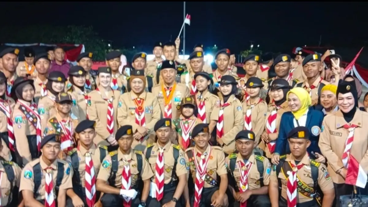 Peringatan Hari Pramuka ke-65 tingkat Provinsi Jawa Timur digelar di halaman Rektorat Unesa, Rabu (2/9) sore. (Rahmat Sudrajat/Radar Surabaya) 