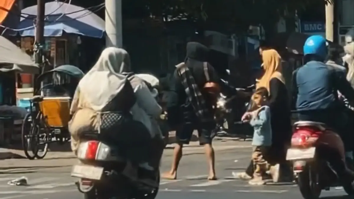 Sejumlah pengemis terekam sedang memalak peziarah di kawasan Wisata Religi Ampel Surabaya. (IST)
