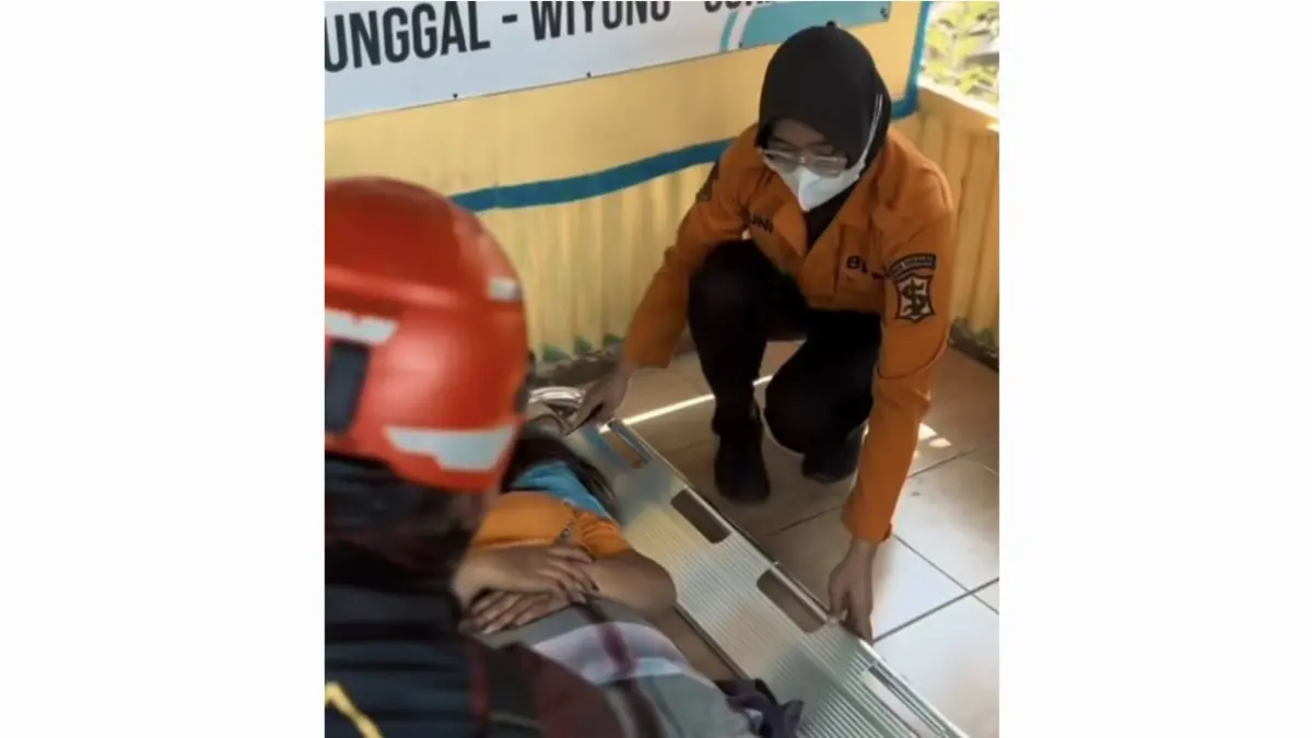 SELAMAT: Petugas saat mengamankan perempuan Asal Krembangan Surabaya yang mencoba menceburkan diri ke sungai di Dukuh Gemol Kali, Surabaya. (IST/RADAR SURABAYA)
