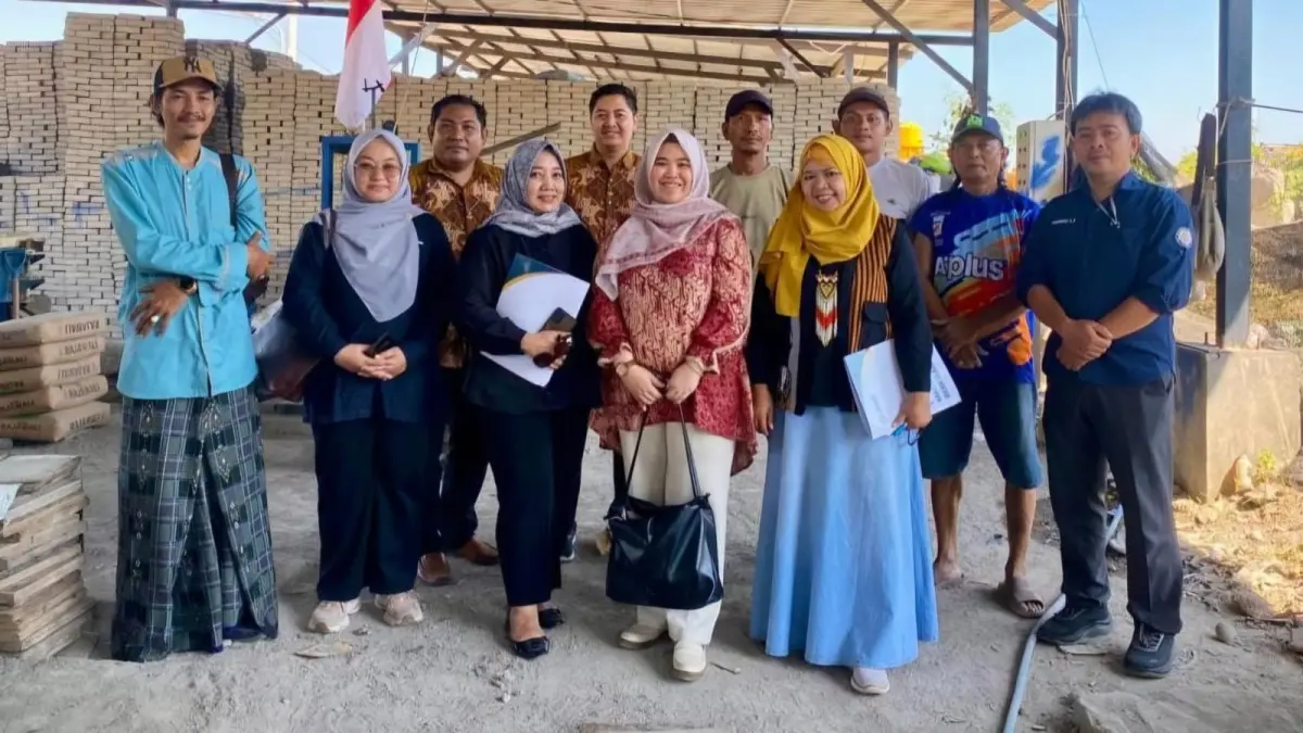 MONITORING PROGRAM: Tim Reviewer melakukan monitoring dan evaluasi bersama Tim Pengmas Unair dan RPK Tambak Wedi untuk meninjau perkembangan program sekaligus memastikan inovasi eco-paving berjalan sesuai tujuan dan memberikan manfaat bagi masyarakat.(IST/RADAR SURABAYA)