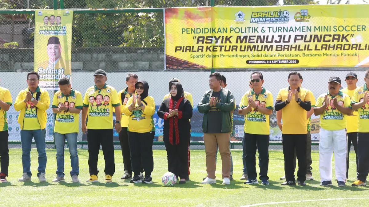 KOMPETITIF: Ketua DPD Partai Golkar Jatim Ali Mufthi bersama dengan Plt Bupati Ponorogo Lisdyarita, Ketua DPRD Ponorogo Dwi Agus Prayitno, Direktur Jawa Pos Radar Marsudi Nurwahid bersama Ketua DPD Golkar se-Madiun Raya membuka gelaran Bahlil Mini Soccer Zona Madiun Raya di Gontor Mini Soccer, Ponorogo, Kamis (3/9). (BAGAS BIMANTARA/JAWA POS RADAR MADIUN)