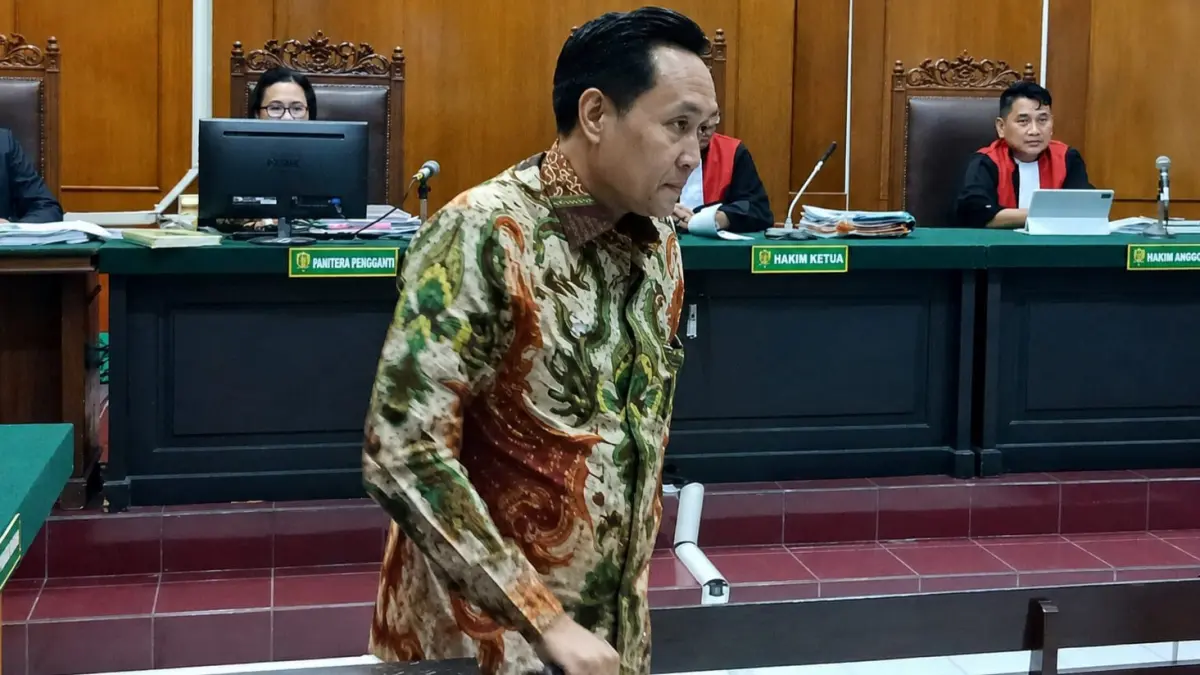BERI KESAKSIAN: Nany Widjaja menghadirkan Ermanto Fahamsyah, ahli hukum perdata dari Universitas Negeri Jember dalam sidang gugatan yang diajukan PT Java Fortis Corporindo (JFC) di Pengadilan Negeri Surabaya, Rabu (2/9).