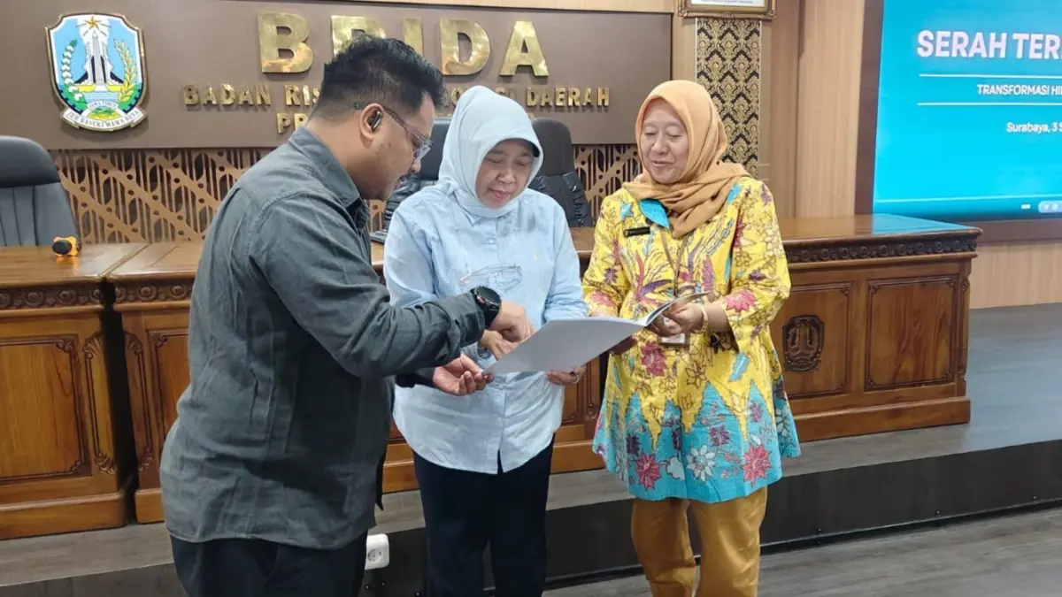 DISERAHKAN: Sekretaris YAGITU Nuryadi (kiri) saat menyerahkan hasil riset kepada Pelaksana Tugas (Plt.) Kepala BRIDA Jatim,&nbsp; Lilik Pudjiastuti. Terutama terkait pola konsumsi gula.(IST/RADAR SURABAYA)