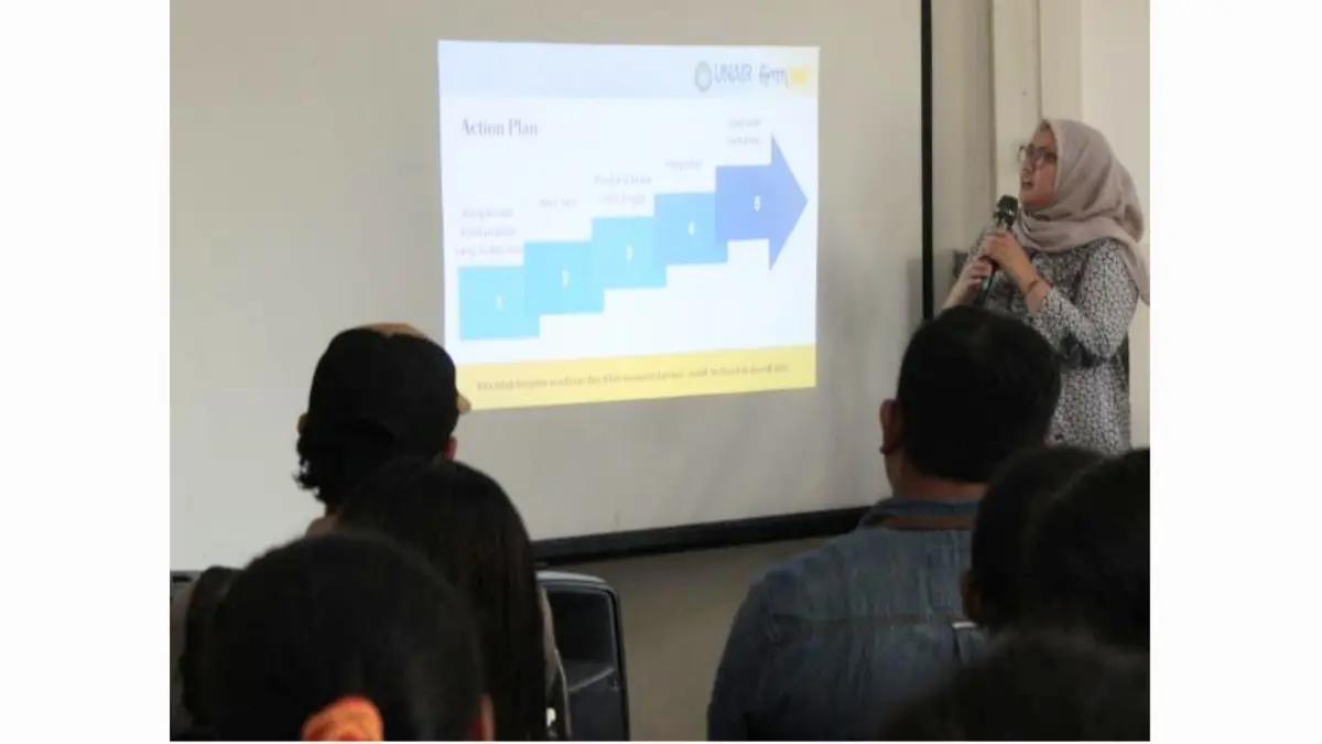 EDUKASI: Tim Pengmas Unair memberikan edukasi kepada RPK Tambak Wedi mengenai peluang pengembangan eco-paving sebagai inovasi pengolahan limbah plastik sekaligus potensi usaha yang bernilai ekonomi.(IST/RADAR SURABAYA)