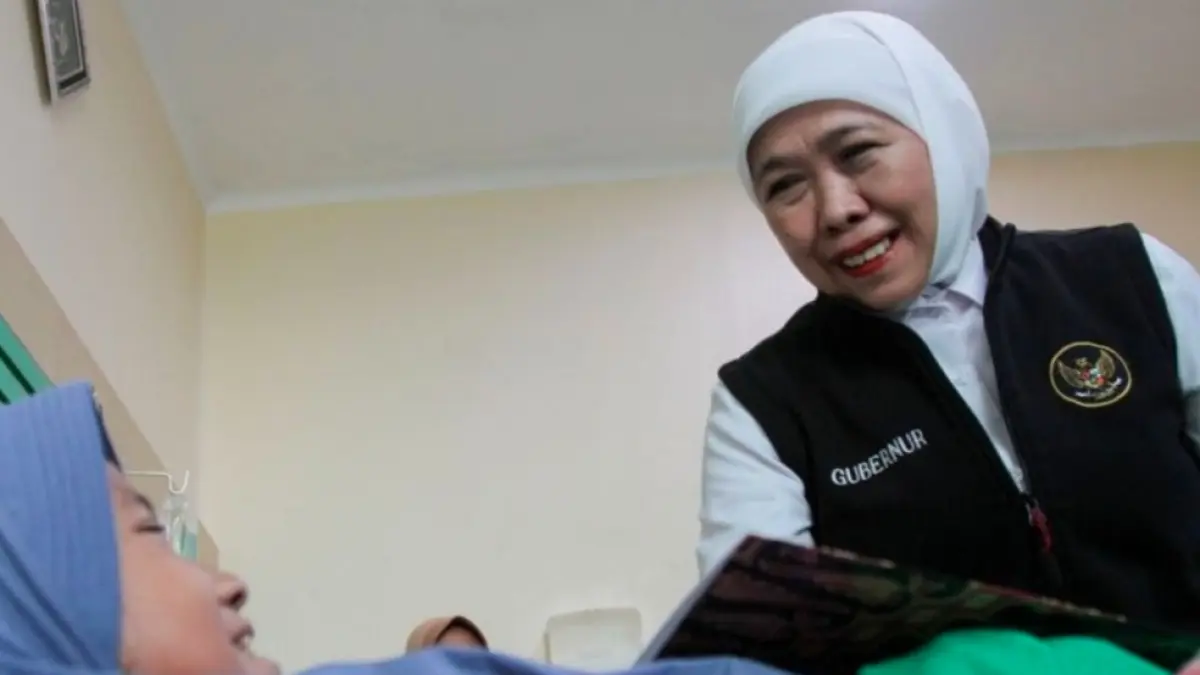Gubernur Jawa Timur, Khofifah Indar Parawansa, menjenguk salah satu pasien korban dugaan keracunan di RSI Siti Hajar Sidoarjo, Kamis (3/9).(ANTARA FOTO/Umarul Faruq)
