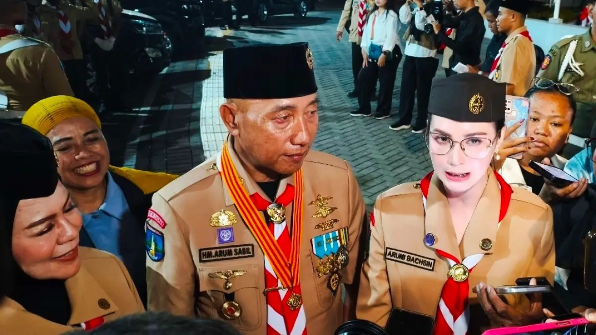 Ketua Kwarda Gerakan Pramuka Jatim Arum Sabil (tengah) bersama Wakil Ketua I Arumi Bachsin (kanan) memberikan keterangan setelah Apel Peringatan Hari Pramuka ke-65 Tahun 2026 di Unesa. (Andy Satria) 