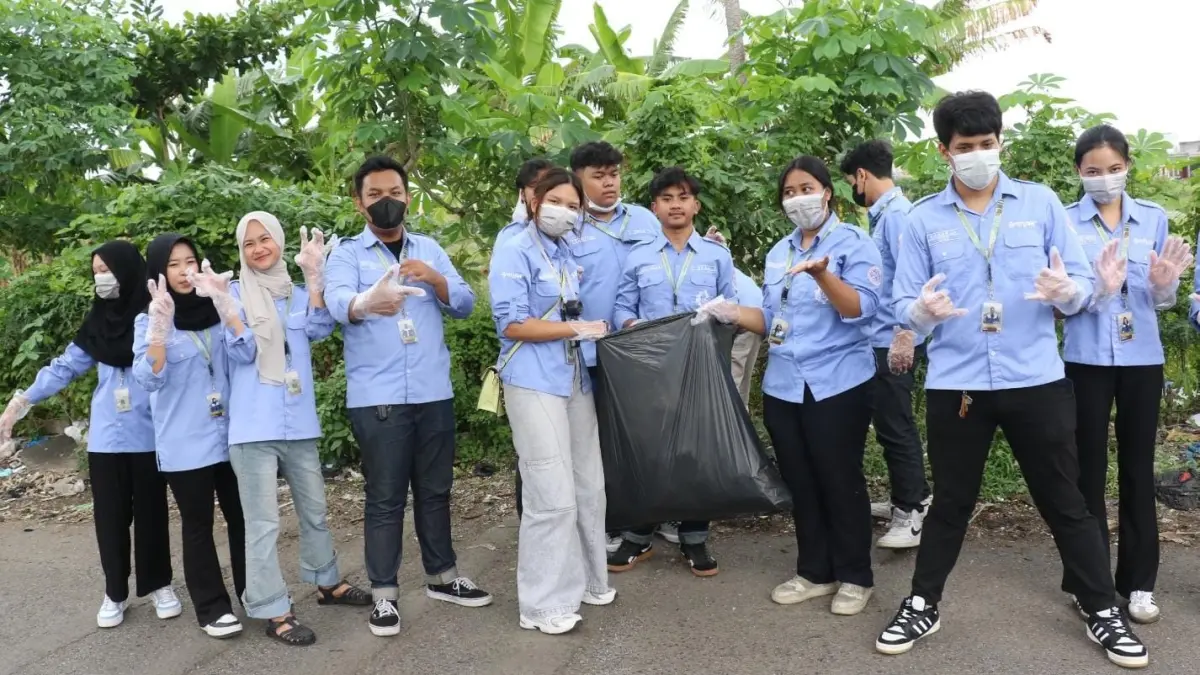 LIMBAH JADI NILAI: Pengumpulan sampah plastik low-value menjadi langkah awal Tim Pengmas Unair mengubah persoalan lingkungan pesisir Tambak Wedi.(IST/RADAR SURABAYA)