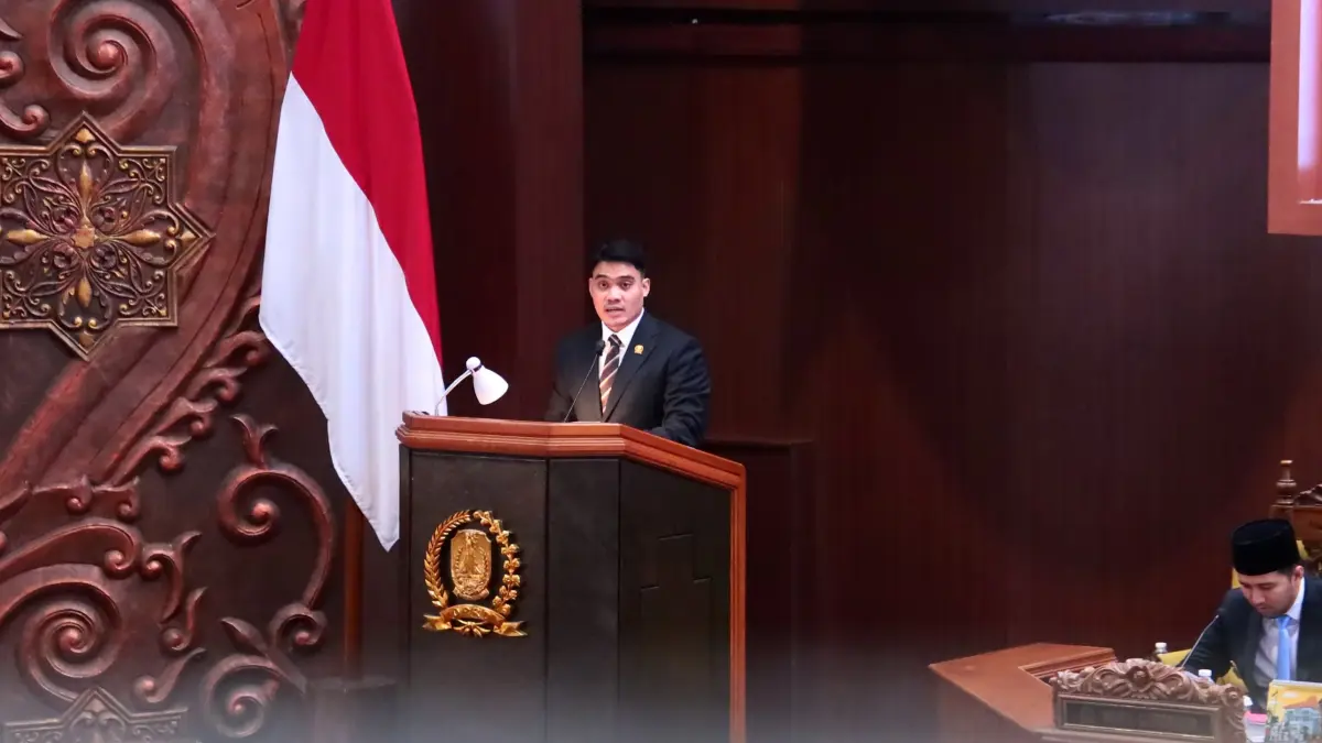 PEMAPARAN: Juru Bicara Fraksi Partai Gerindra Jatim Cahyo Harjo Prakoso membacakan pandangan Partai terkait P-APBD.(IST/RADAR SURABAYA)