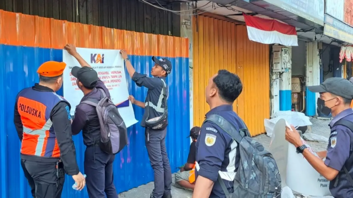 Penertiban bangunan ruko di kawasan Jalan Semarang, Surabaya, yang diklaim sebagai aset milik KAI, Kamis (3/9). (Rahmat Sudrajat/Radar Surabaya) 