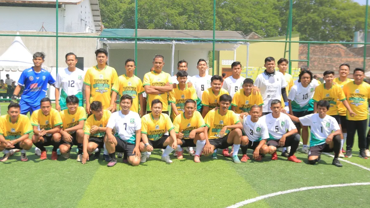 PERSAHABATAN: Gelaran Bahlil Mini Soccer Zona Madiun Raya dibuka dengan pertandingan eksebisi antara DPD Golkar se-Madiun Raya melawan DPC PKB Ponorogo yang dimenangkan oleh Golkar dengan skor 3-2.