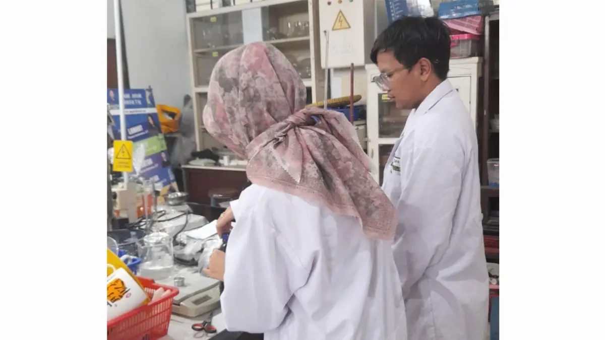 PROSES : Tahap pembuatan dan uji coba paving berbasis limbah plastik sebagai langkah awal menghadirkan inovasi ramah lingkungan bagi masyarakat.(IST/RADAR SURABAYA)