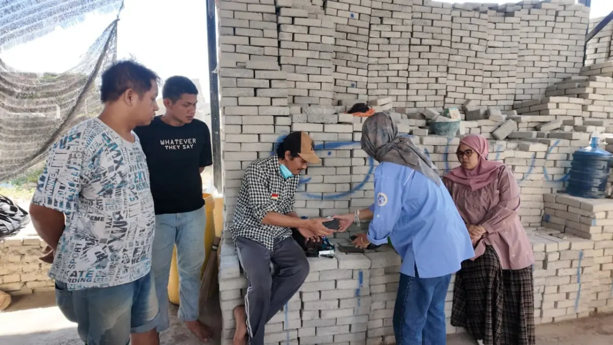  SINERGI INOVASI: Tim Pengmas Unair bersama pengelola RPK Tambak Wedi dalam sosialisasi pengembangan eco-paving berbasis limbah plastik, sebagai langkah mendorong inovasi dan pemberdayaan masyarakat.(IST/RADAR SURABAYA)