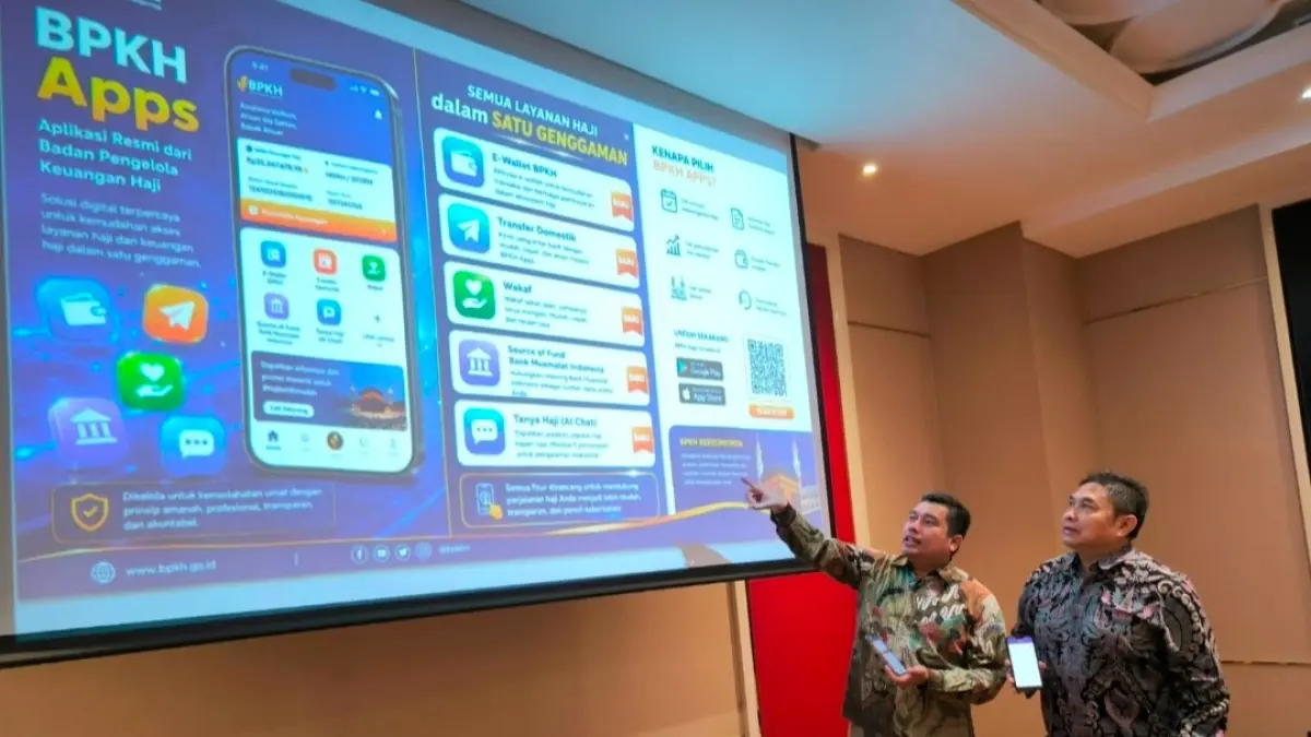 Harry Alexander (kiri) bersama Rasmoro Pramono Aji menjelaskan BPKH Apps bisa dimanfaatkan masyarakat termasuk generasi muda (gen-Z) mendaftar haji secara digital dari mana saja dan kapan saja tanpa ribet. Jatim memiliki potensi pendaftar haji yang cukup besar. (M. Afiq Firdaus/Radar Surabaya) 