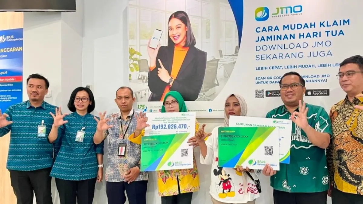Dalam rangkaian kegiatan Harpelnas 2026, BPJS Ketenagakerjaan Surabaya Tanjung Perak juga menyerahkan santunan kepada dua ahli waris peserta. 