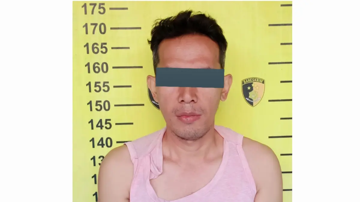 DIAMANKAN: Tersangka SH ditangkap Polsek Wonocolo Surabaya usai menggelapkan paket emas di tempat kerjanya sebuah perusahaan ekspedisi di Surabaya.(IST/RADAR SURABAYA)