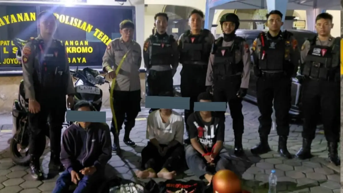 LEMAS: Tim Patroli Perintis Polda Jatim mengamankan tiga pemuda diduga hendak tawuran di Jalan Diponegoro, Surabaya. (IST/RADAR SURABAYA)