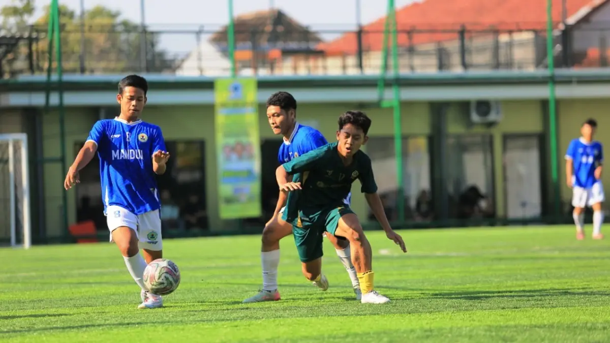 SENGIT: MAN 2 Kota Madiun saat menghadapi MAN 2 Ponorogo di babak semi final Bahlil Mini Soccer Zona Madiun di Gontor Mini Soccer, Jumat (4/9). (BAGAS BIMANTARA/JAWA POS RADAR MADIUN)
