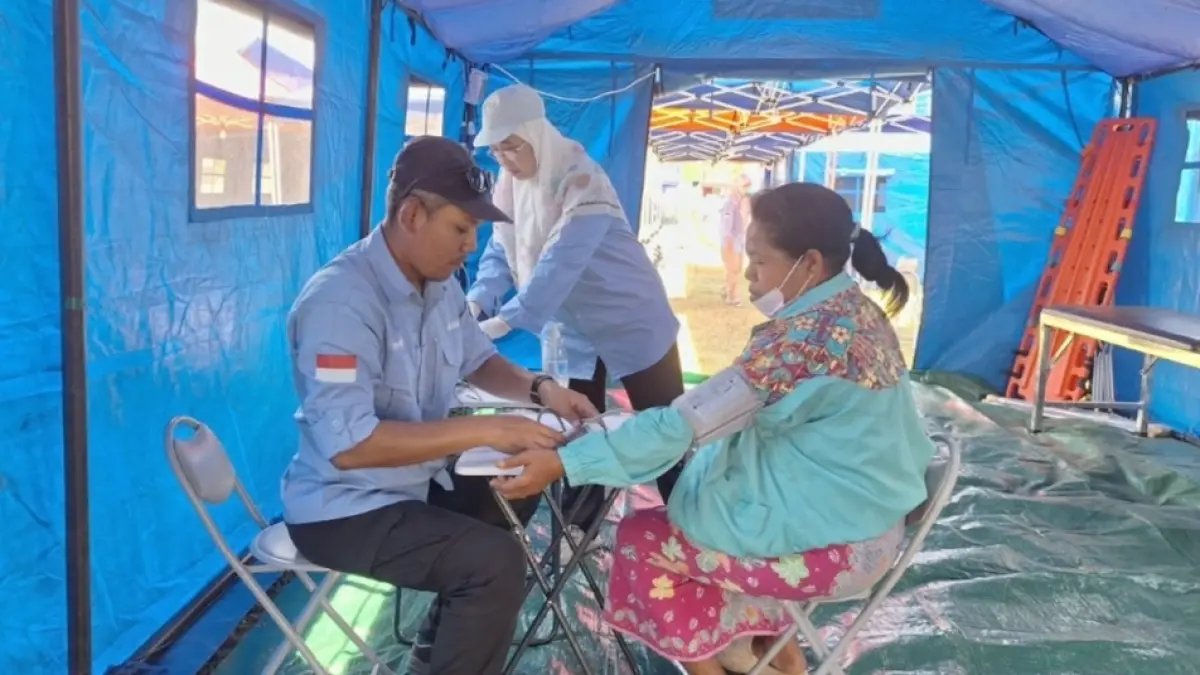 Tim EMT Muhammadiyah mendirikan rumah sakit lapangan di Puskesmas Dampek, Manggarai Timur, yang mengalami kerusakan akibat gempa.(muhammadiyah) 
