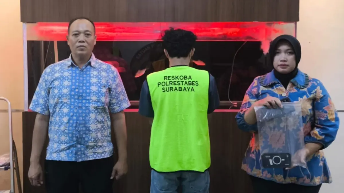 DIAMANKAN: Tersangka pengedar sabu BN saat diamankan Satresnarkoba Polrestabes Surabaya. Polisi menemukan buku catatan penjualan saat penggeledahan.(IST/RADAR SURABAYA)