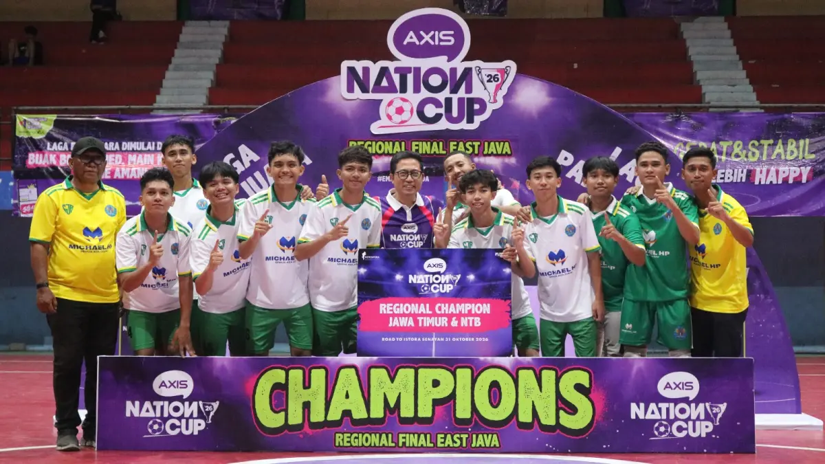 JUARA: Regional Group Head XLSMART area East Java, Dodik Ariyanto (tengah) menyerahkan trophy kepada juara Regional AXIS Nation Cup 2026, di GOR UNESA, Lakarsantri, Surabaya, Sabtu (5/9).(XLSMART/RADAR SURABAYA)
