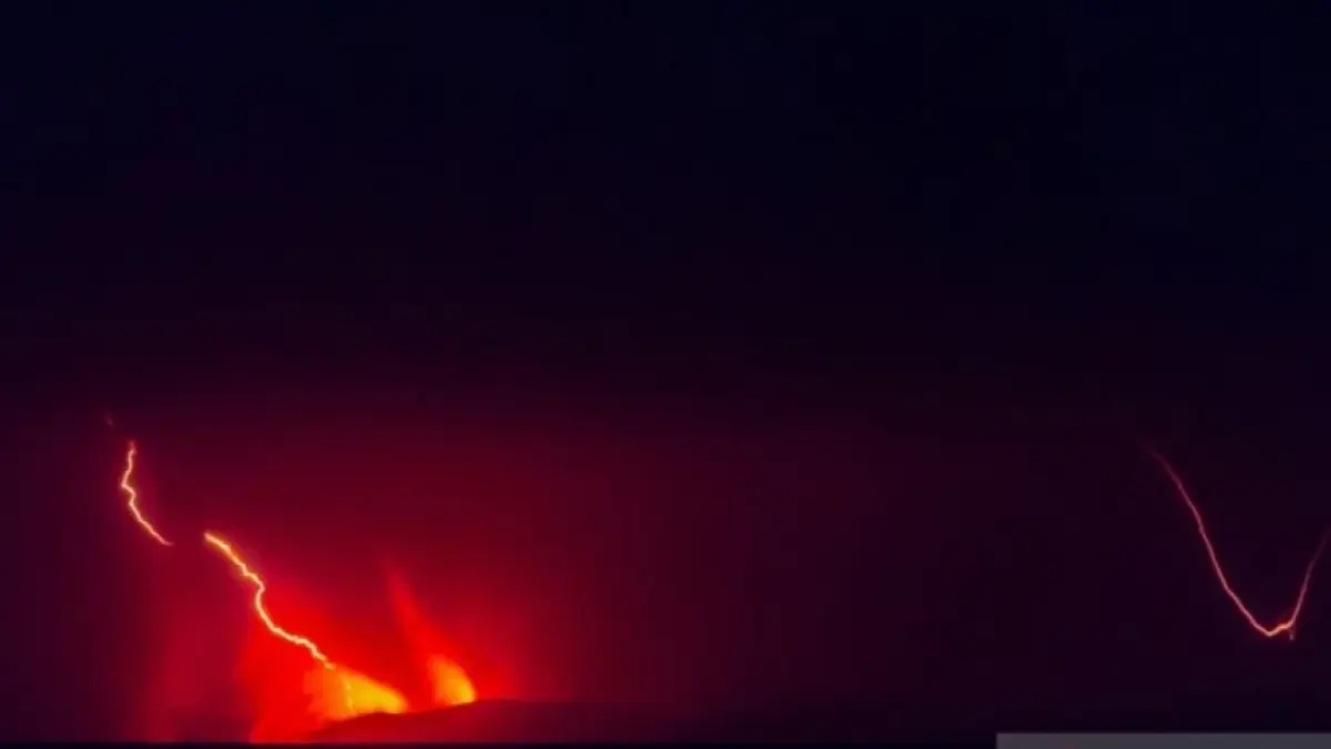 Lava pijar dari Gunung Anak Krakatau terlihat dari Pasauran, Kabupaten Serang, Banten, Sabtu (5/9/).(ANTARA FOTO/Muhammad Bagus Khoirunas/agr) 