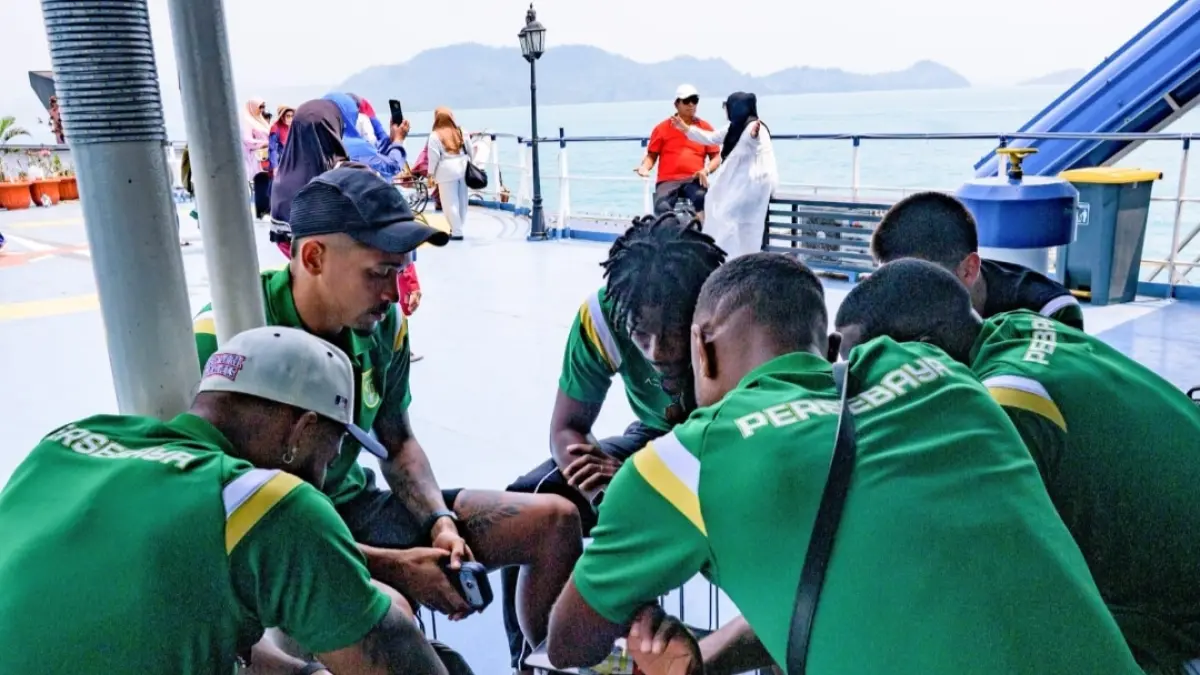 Pemain Persebaya menikmati perjalanan di atas kapal yang menyeberangkan mereka dari Lampung ke Banten. (Persebaya) 