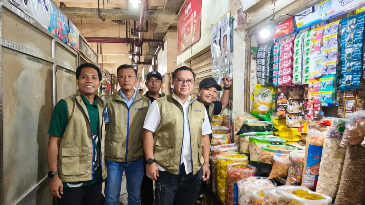 PENGECEKAN: Pemimpin Wilayah Perum Bulog Kanwil Jatim, Langgeng Wisnu saat mengecek harga pangan di Pasar Tambakrejo, Surabaya. (IST/RADAR SURABAYA)