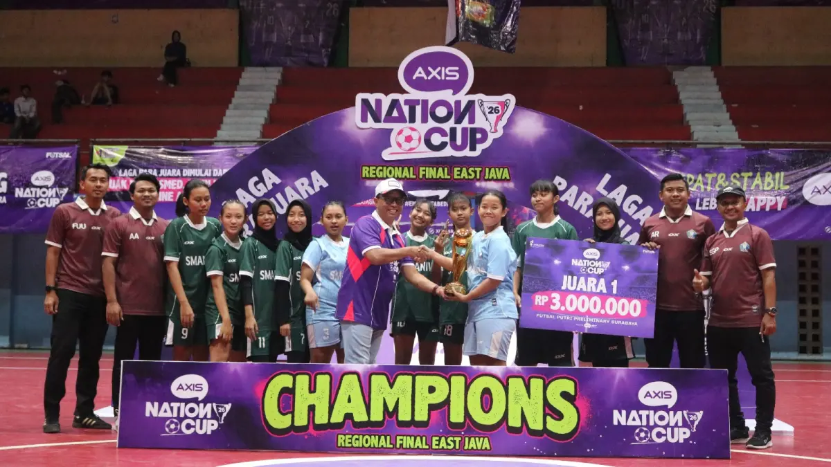 TERBAIK: Regional Group Head XLSMART area East Java, Dodik Ariyanto menyerahkan thropy pada Juara 1 Regional AXIS Nation Cup 2026 kategori putri.(XLSMART/RADAR SURABAYA)