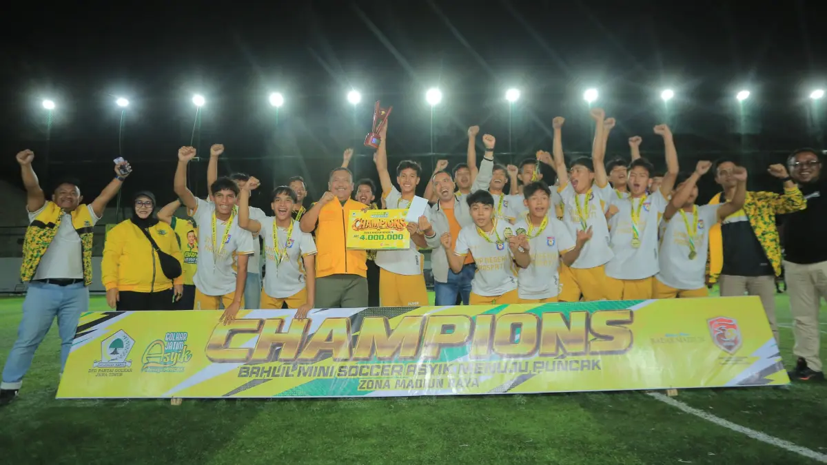 SEMRINGAH: SMAN 1 Maospati akhirnya menasbihkan diri sebagai juara Bahlil Mini Soccer Asyik Menuju Puncak 2026 Zona Madiun Raya setelah mengandaskan perlawanan MAN 2 Kota Madiun di partai final pada Jumat malam (4/9) lalu. (BAGAS BIMANTARA/RADAR MADIUN)