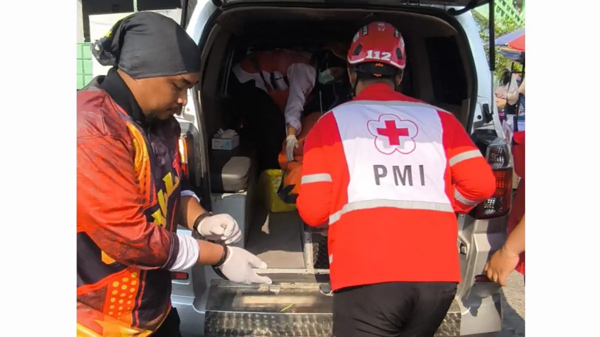 DIEVAKUASI: Petugas saat mengevaluasi jasad pengendara motor yang meninggal dunia di Jalan Bangkingan, Surabaya. (IST/RADAR SURABAYA)