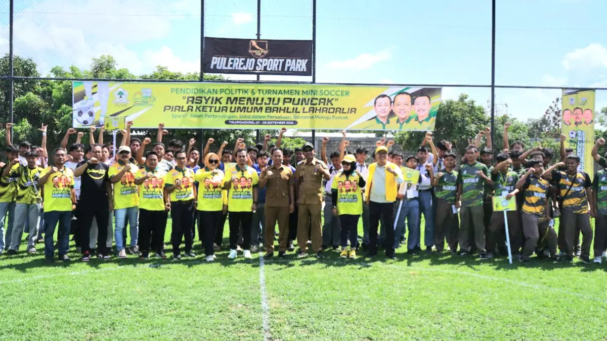 MERIAH: Perwakilan empat DPD Partai Golkar berfoto bersama peserta Bahlil Mini Soccer Asyik Menuju Puncak Zona 3 Tulungagung di Pulerejo Sport Park, Senin (7/9). (DR PERDANA/RADAR TULUNGAGUNG)