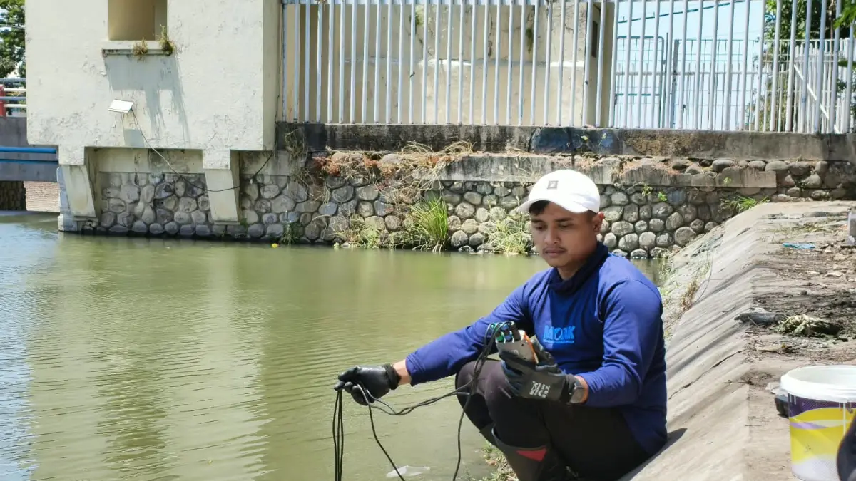 Pengambilan sampel air Sungai Jagir Surabaya untuk mengetahui penyebab ribuan ikan mabuk. (IST)