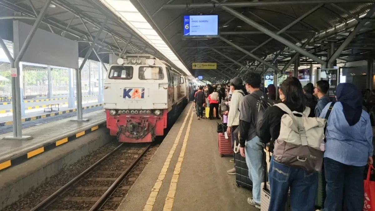 Penumpang kereta api tujuan Jakarta mengalami peningkatan di Stasiun Pasar Turi Surabaya dan Stasiun Surabaya Gubeng.(Rahmat Sudrajat/Radar Surabaya) 