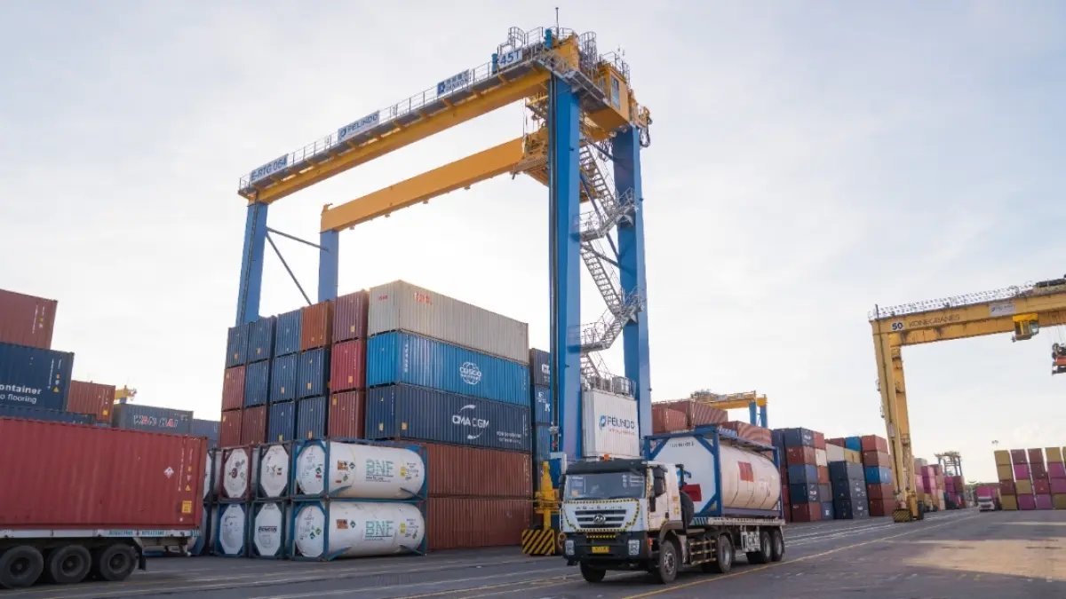 Dari sisi produktivitas bongkar muat, TPS mencatat rata-rata 52 box/ship/hour pada Agustus 2026. (Humas) 