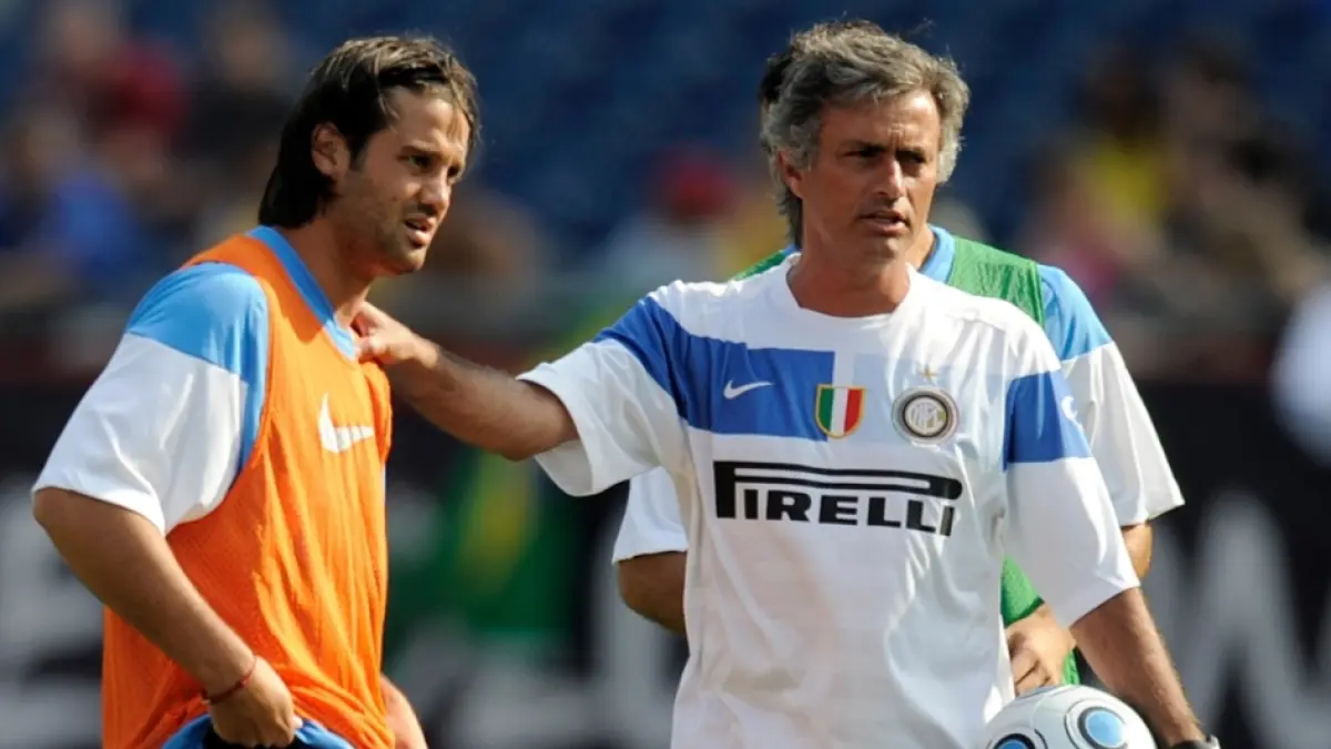 Foto kenangan Jose Mourinho dan Christian Chivu saat masih bersama di Inter Milan 16 tahun lalu. (Libertatea/EPA) 