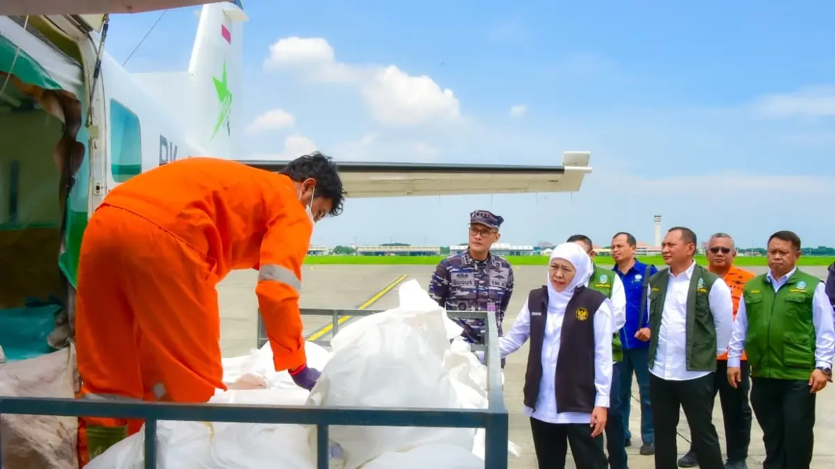 Gubernur Jawa Timur Khofifah Indar Parawansa memantau pelaksanaan operasi modifikasi cuaca. (IST)