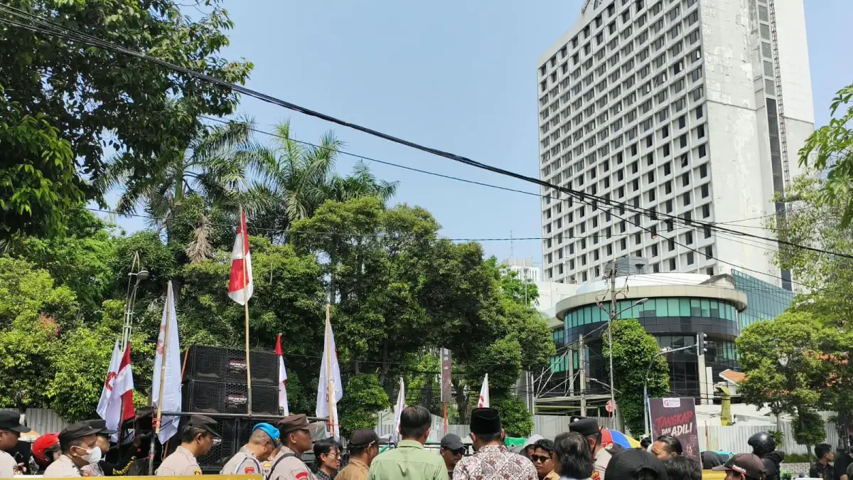 KOMPLAIN: Sejumlah warga menggelar aksi protes di depan gedung DPRD Surabaya, Selasa (8/9), terkait kualitas air PAM Surya Sembada. (RAHMAT SUDRAJAT/RADAR SURABAYA)