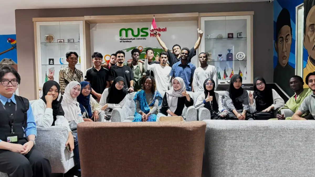 LINTAS NEGARA: Kehadiran mahasiswa internasional dari berbagai negara memperkaya atmosfer multikultural sekaligus memperkuat jejaring global Umsura.(IST/RADAR SURABAYA)