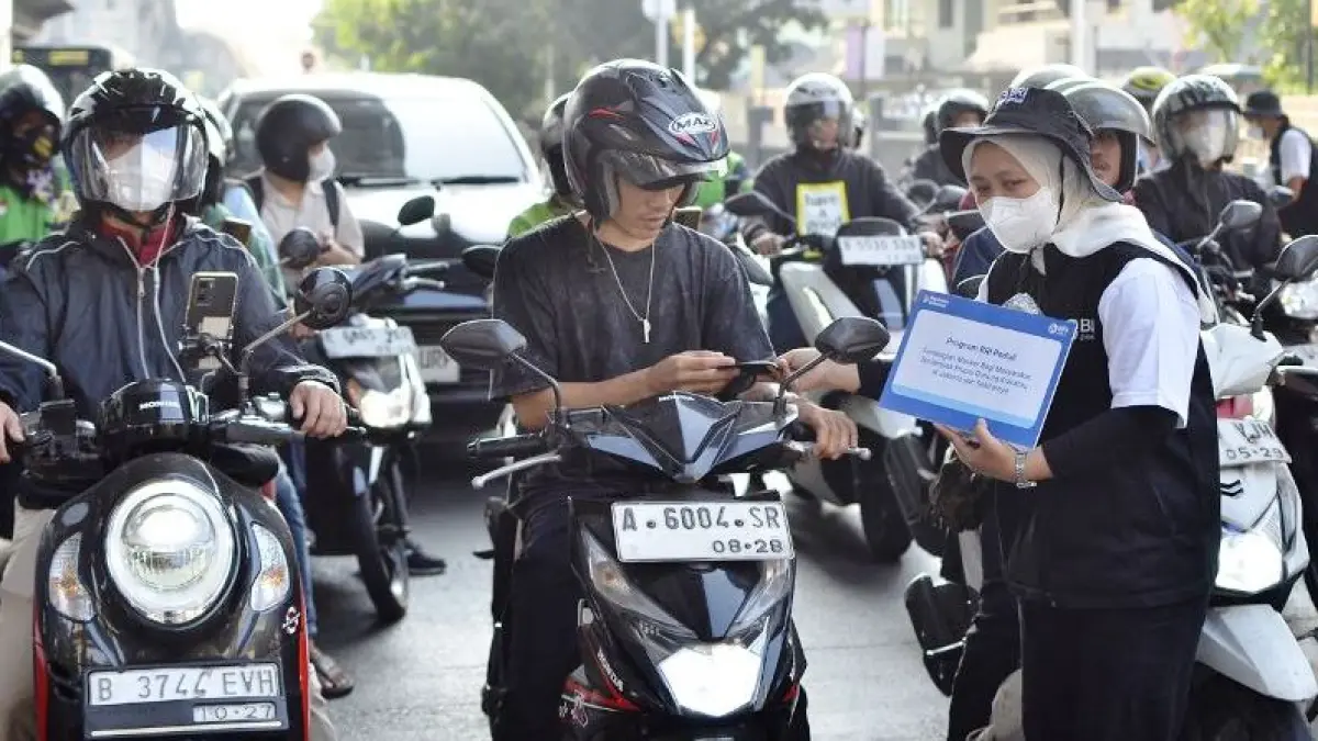 PEDULI: BRI bergerak cepat dengan membagikan masker dan vitamin kepada warga di sejumlah titik dengan mobilitas tinggi di wilayah Jakarta dan Lampung.