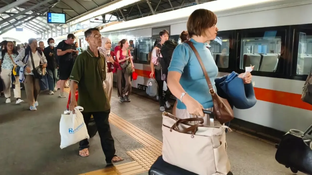 Penumpang KA Jayakarta di Stasiun Surabaya Gubeng yang akan meneruskan perjalanan ke Jakarta. (Rahmat Sudrajat/Radar Surabaya) 