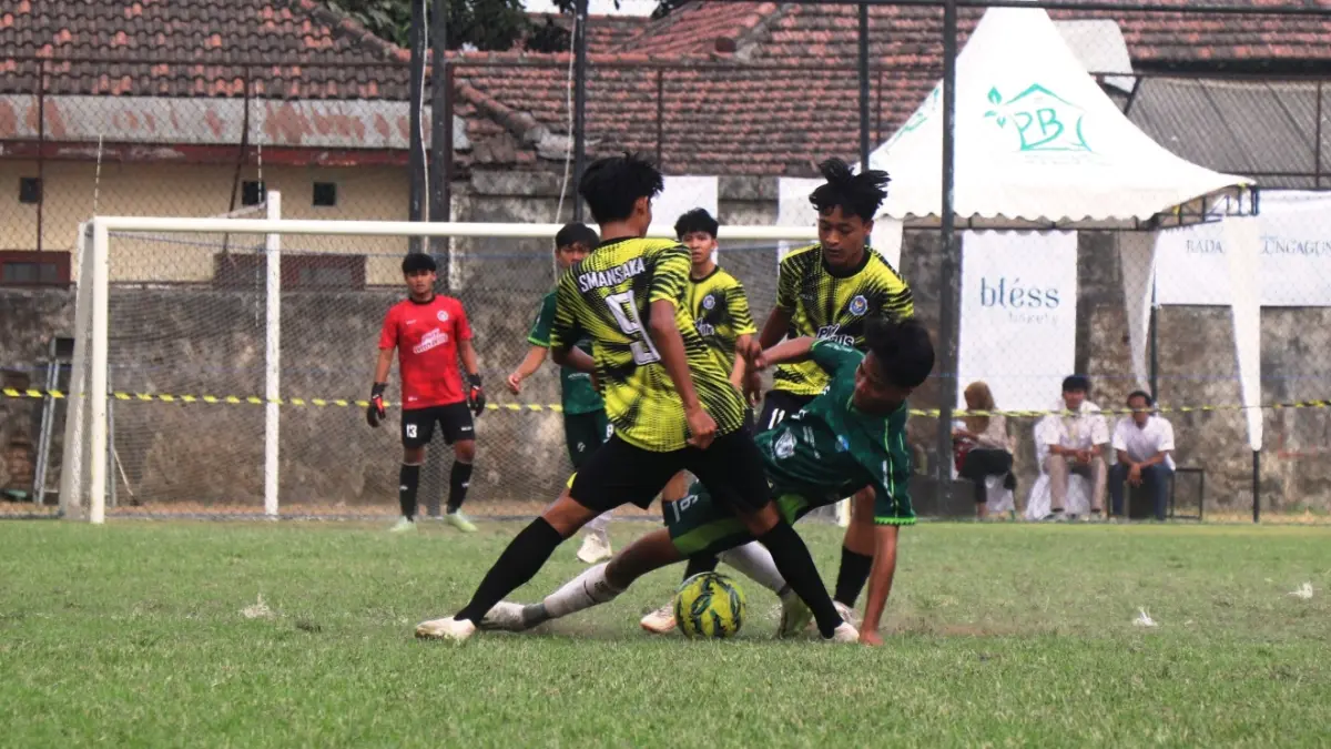 SENGIT: Dua pemain SMAN 1 Kauman mengepung gelandang SMAN 1 Trenggalek dalam perebutan tiket final Bahlil Mini Soccer Asyik Menuju Puncak Zona 3 Tulungagung, kemarin. (DR PERDANA/RADAR TULUNGAGUNG)